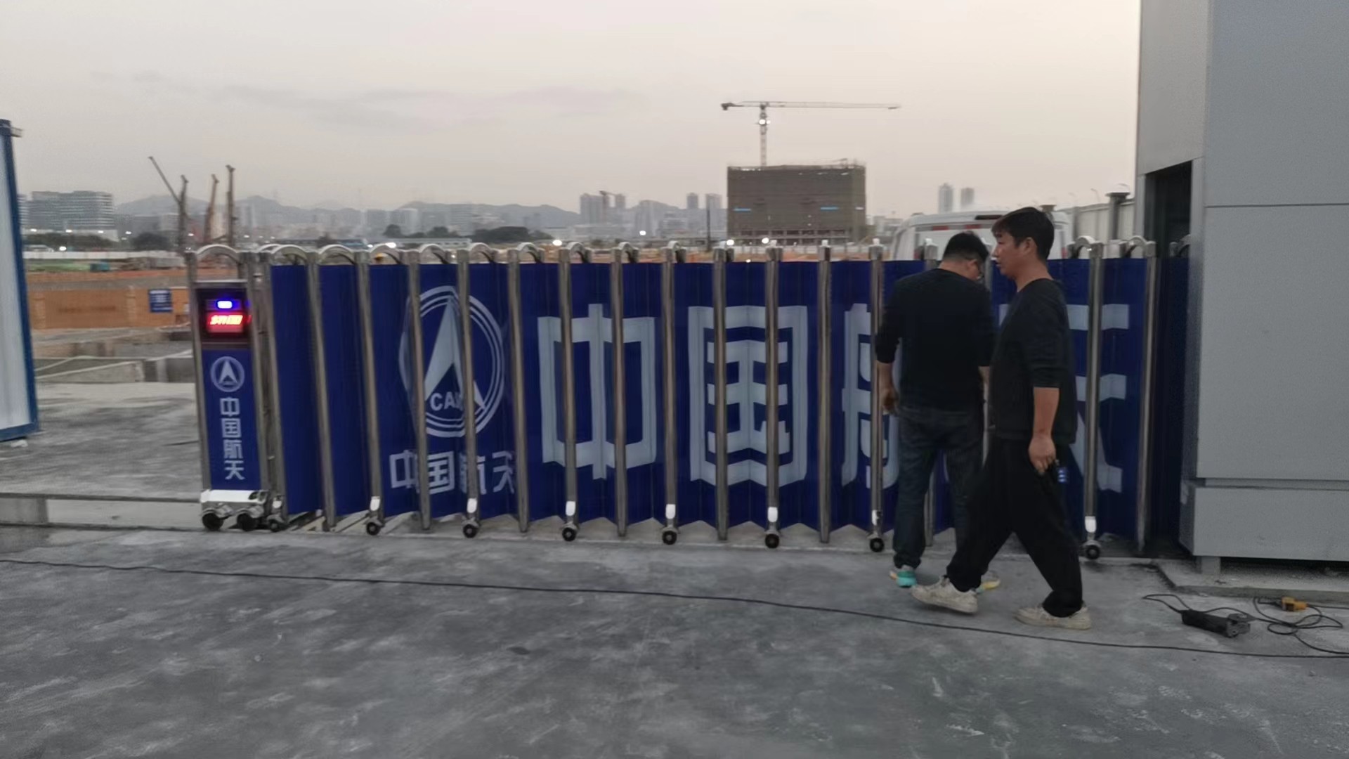 堅(jiān)固封板伸縮隨心的自動伸縮門定做